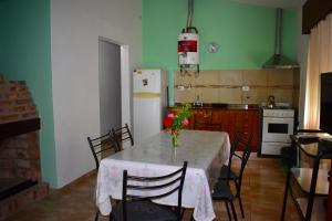 サンタ・ロサ・デ・カラムチタにあるSierras Del Molleのテーブルと椅子、冷蔵庫のあるキッチン +10枚の写真