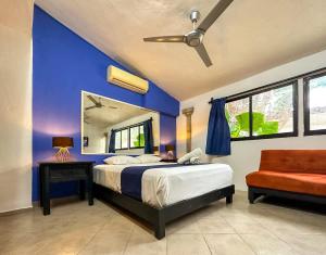 a blue bedroom with a bed and a mirror at Alojamiento para 3 personas con alberca y billar in Chuburná de Hidalgo
