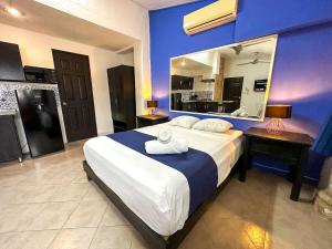 a bedroom with a large bed with a large mirror at Alojamiento para 3 personas con alberca y billar in Chuburná de Hidalgo