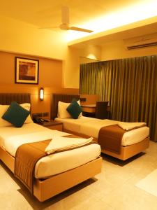 Ένα ή περισσότερα κρεβάτια σε δωμάτιο στο Rama Krishna Hotel