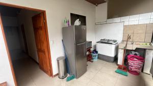 uma cozinha com uma geladeira de aço inoxidável e um fogão em Apartamentos casco em Heredia