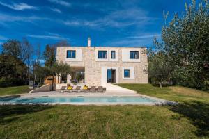 een stenen huis met een zwembad ervoor bij Villa Casa Minerva in Majkusi