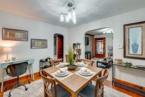 O zonă de relaxare la 1 Mi to Akron Zoo Ranch-Style Home with Yard! +16 fotografii