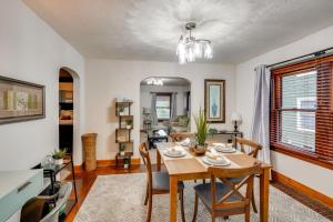 O zonă de relaxare la 1 Mi to Akron Zoo Ranch-Style Home with Yard!