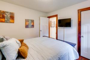 Un pat sau paturi într-o cameră la 1 Mi to Akron Zoo Ranch-Style Home with Yard!