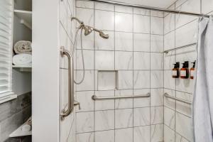 O baie la 1 Mi to Akron Zoo Ranch-Style Home with Yard!