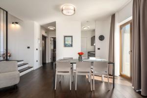 een keuken en eetkamer met een tafel en stoelen bij Villa Casa Minerva in Majkusi