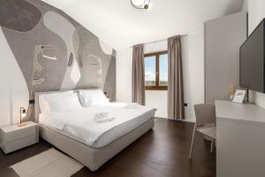 een slaapkamer met een bed met een schilderij aan de muur bij Villa Casa Minerva in Majkusi +32 foto's