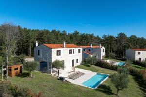 een luchtfoto van een huis met een zwembad bij Villa Casa Minerva in Majkusi