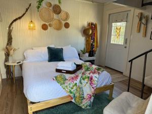 Postel nebo postele na pokoji v ubytování Crows Nest Casita