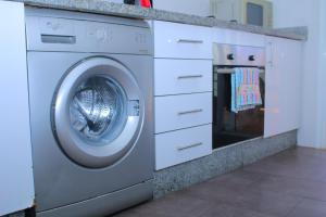 a washing machine in a kitchen with a counter at BOUZNIKA Piscine et plage in Bouznika