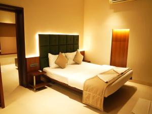 Ένα ή περισσότερα κρεβάτια σε δωμάτιο στο Rama Krishna Hotel