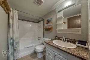 Ένα μπάνιο στο InnWest by StayIn