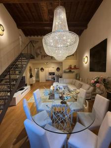 Posezení v ubytování Palazzo Foresi by Strozzi 120m Luxury Apartment + 29 fotografií