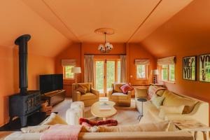 バトルにあるCrafted at Powdermillsのリビングルーム(家具、薪ストーブ付)