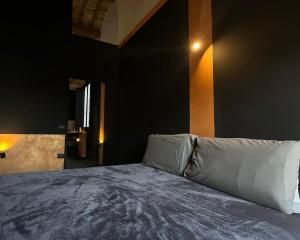 ein Schlafzimmer mit einem Bett mit Kissen darauf in der Unterkunft Appartamenti "UNIQUE" palazzo storico FAENZA in Faenza