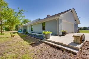 マッキニーにあるabout 3 Mi to Dtwn McKinney Suburban Texas Retreatの白屋