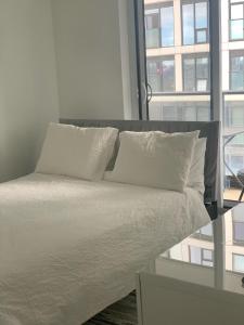 Ένα ή περισσότερα κρεβάτια σε δωμάτιο στο Luxury All-Inclusive One-Bedroom Condo in Downtown