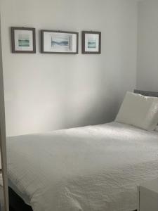 Ένα ή περισσότερα κρεβάτια σε δωμάτιο στο Luxury All-Inclusive One-Bedroom Condo in Downtown