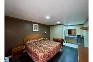 Una habitación de hotel con una cama y una cocina. en Golden Inn Dallas by Hotel O, en Dallas