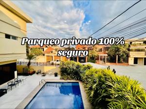 una piscina frente a un edificio en Suite cómoda, en Machala