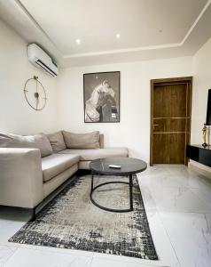 ラゴスにあるLuxe Apartments Surulereのソファとテーブルのあるリビングルーム +25枚の写真
