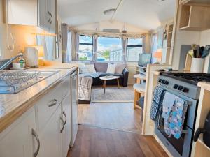 eine Küche und ein Wohnzimmer eines Wohnwagens in der Unterkunft Ocean Breeze in Truro