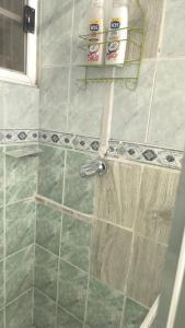 a bathroom with a shower with two bottles of toothpaste at Nueva Acrópolis Sede SPS in San Pedro Sula +9 photos