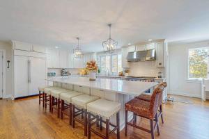 Plum Paradise في بارنستابل: مطبخ مع جزيرة بيضاء كبيرة مع كراسي بار