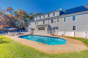 Plum Paradise في بارنستابل: منزل كبير مع مسبح في الفناء