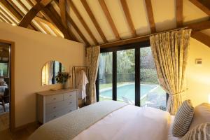 En eller flere senge i et værelse på Pool House at Mill Cottage + 63 billeder