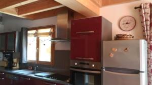 MizoënChalet Limondin的厨房配有冰箱和墙上的时钟