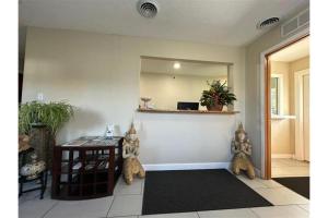 Ein Flur mit einem Tisch und zwei Teddybären vor einem Spiegel in der Unterkunft Lake Logan Inn Capital O Ohio in Logan + 20 Fotos