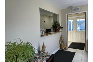 ein Flur mit einer Tür, die in einen Raum führt in der Unterkunft Lake Logan Inn Capital O Ohio in Logan + 13 Fotos