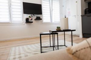 TV a/nebo společenská místnost v ubytování Le Soleil Cormeillais