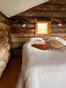 a bedroom with a bed in a log cabin at Rinneköngäs - Ruka-Pyhä 2x SKIPASS included in Ruka