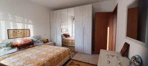 a small bedroom with two beds and a closet at Abate Appartament in Correzzola