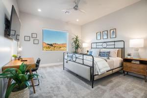 a bedroom with a bed and a desk in it at 29-30 | 2 Connected Homes in Ocotillo Springs with Pool and Spas in Santa Clara +67 photos