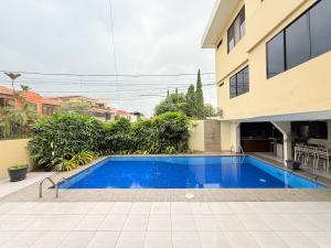 una piscina frente a una casa en Suite cómoda, en Machala 6 fotos más