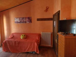 a room with a bed with a yellow duck on it at B&B Il Caùto in Arpino