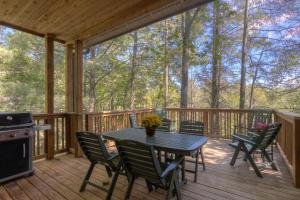 ブーンにあるBearfoot Lodge at Echotaのスクリーンポーチ(テーブル、椅子、コンロ付)