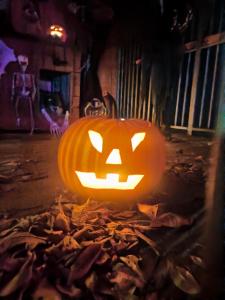 a halloween pumpkin with a face carved on it at Apartamenty Gajówka- rowery, plac zabaw, sauna, jacuzzi in Stegna