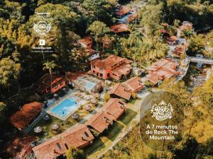 een luchtzicht op een huis met een zwembad bij Kastel Pedra Bonita in Petrópolis