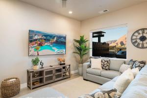 Santa Claraにある29 | Vista House in Ocotillo Springs with Private Spa and Viewsのソファとテレビのあるリビングルーム