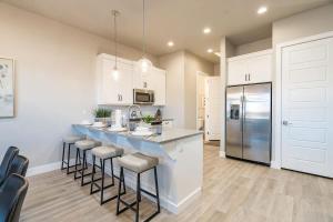 Santa Claraにある29 | Vista House in Ocotillo Springs with Private Spa and Viewsのキッチン(スツールと冷蔵庫付きのバー付)
