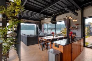 Kuchyň nebo kuchyňský kout v ubytování Lake-Front Luxury Villa