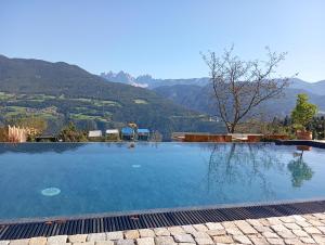 Nespecifikovaný výhled na hory nebo výhled na hory při pohledu z farmy