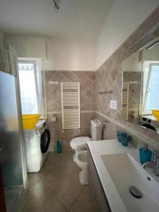 Ένα μπάνιο στο Travel Solution - Seaview & Roman Apartments +64 φωτογραφίες