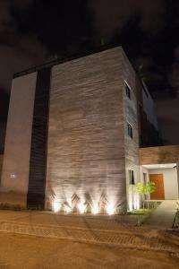 un gran edificio con luces en el lateral en Amenit Hotel, en Maceió