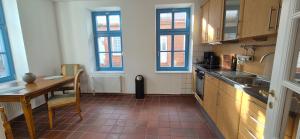 una cocina con una mesa y una mesa y una mesa sidx sidx sidx en Altstadt Loog, en Leer